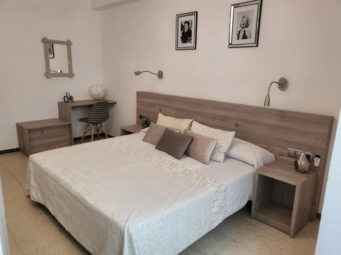 Bedroom 3, Hostal Torras, Girona