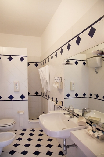 Bathroom 5, Hotel Cincotta, Messina