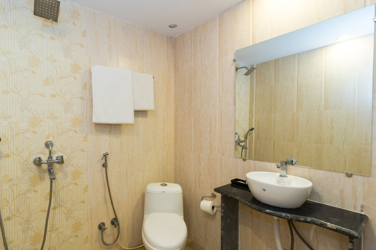 Bathroom 5, La Vaiencia Beach Resort, North Goa