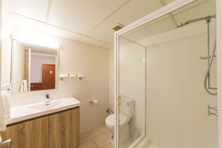 Bathroom 4, Hampton Villa Motel, Rockhampton