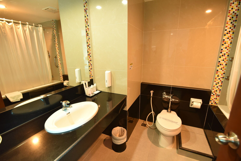 Bathroom 5, Siam Oriental Hotel, Hat Yai