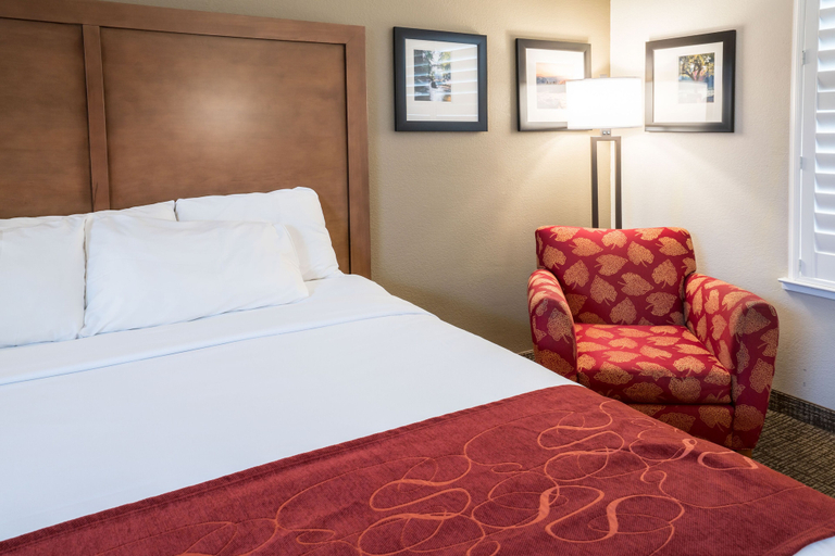 Bedroom 3, Comfort Suites Fresno River Park, Fresno