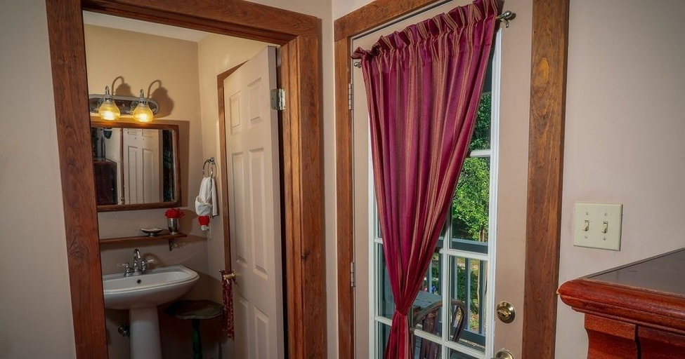 Bathroom 4, Equinox Inn at Canyon Lake, Comal