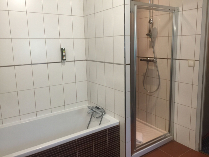 Bathroom 4, Hostellerie Saint-Vincent, Côte-d'Or