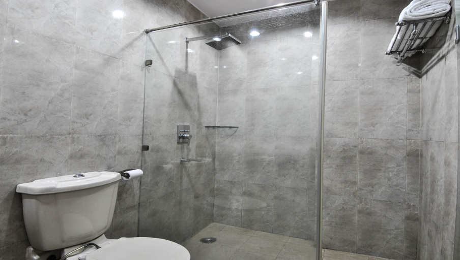 Bathroom 3, Hotel Chand Palace, Delhi