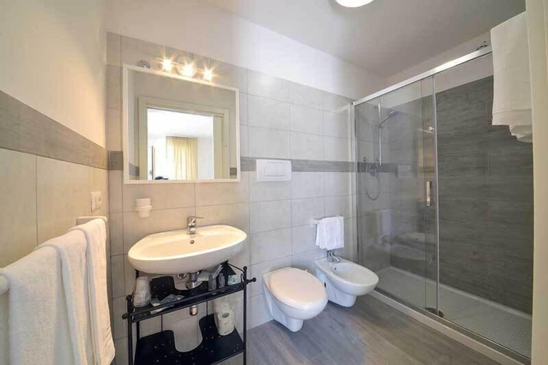 Bathroom 5, Villa D'Amato, Foggia