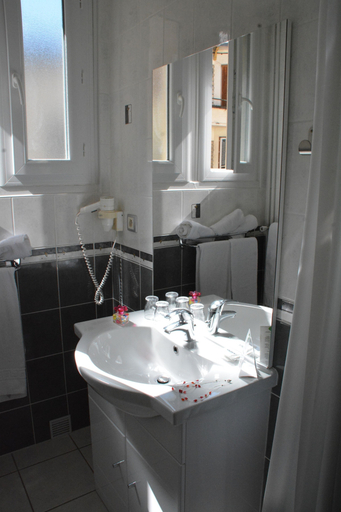 Bathroom 5, Logis Hotel de France, Aveyron