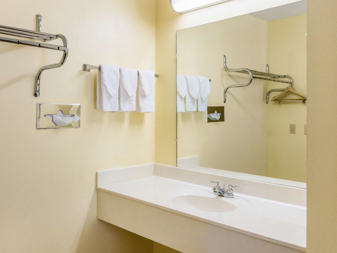 Bathroom 4, Americas Best Value Inn Clayton, Rabun