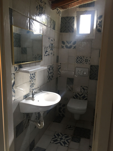 Bathroom 3, Times Apart, Çeşme