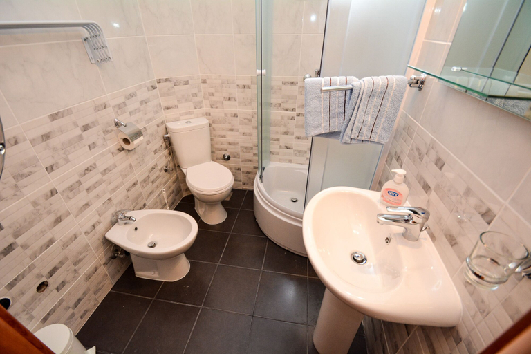 Bathroom 4, Apartments Marinero