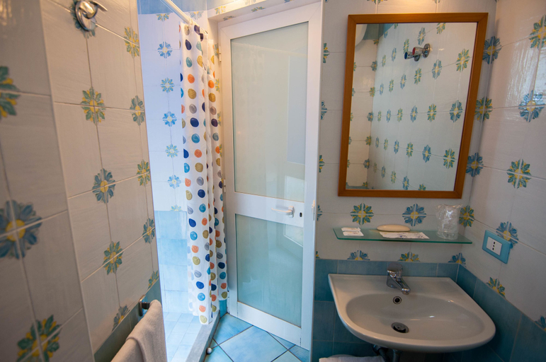 Bathroom 4, Albergo Macrì, Napoli