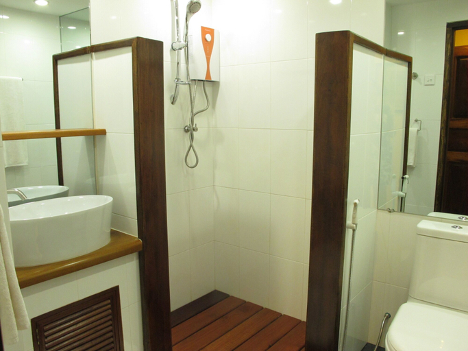 Bathroom 3, Rikitikitavi, Kampot