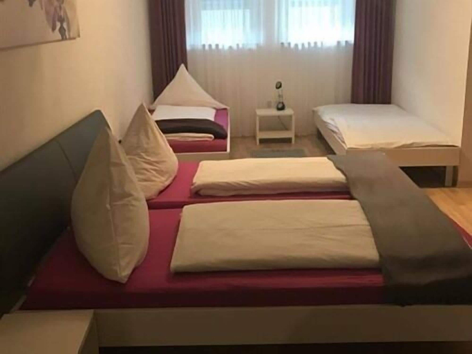 Bedroom 3, Landgasthof Feihl, Neumarkt in der Oberpfalz