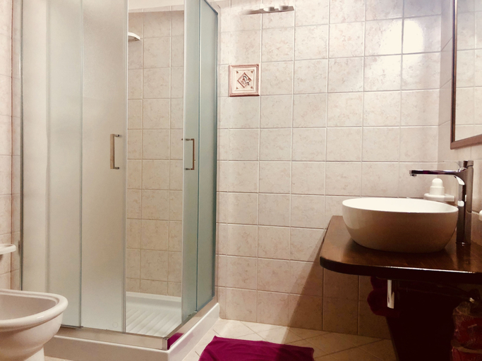 Bathroom 3, Hotel Oasi, Trapani