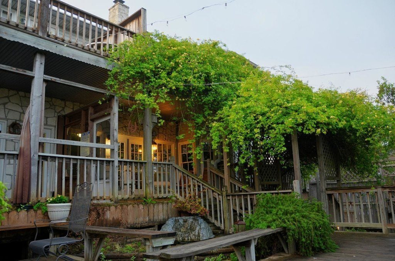 Exterior & Views 2, Equinox Inn at Canyon Lake, Comal
