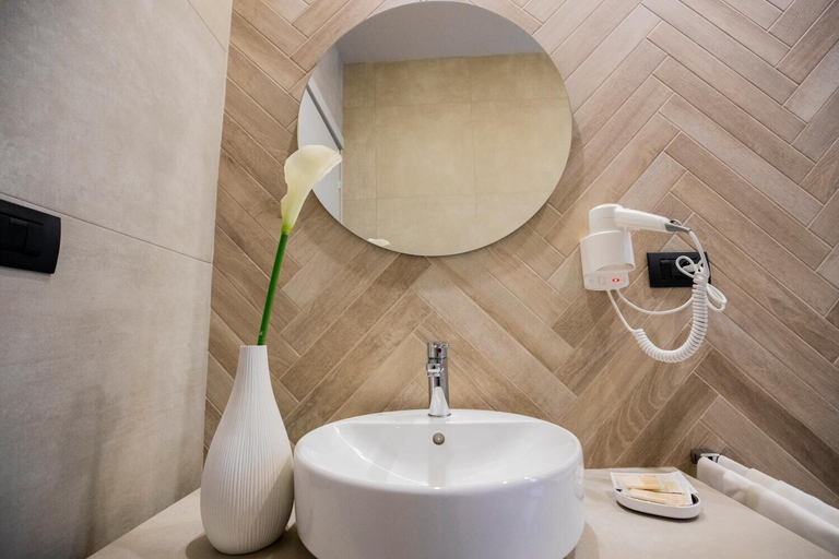 Bathroom 4, Hotel Europa, Salerno