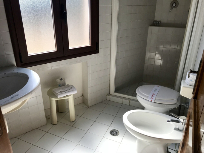 Bathroom 5, Hotel Su Meriagu, Cagliari