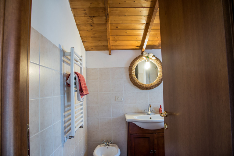 Bathroom, Olive Tree Hill, Roma
