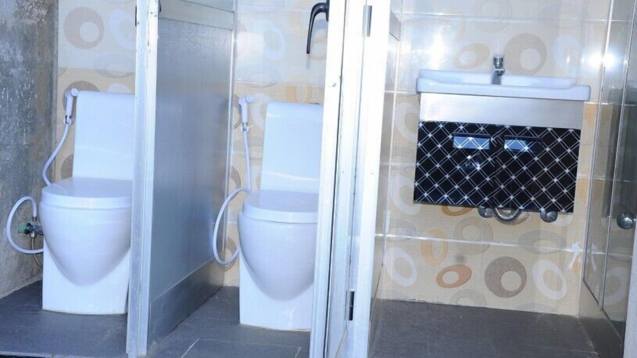 Bathroom 4, North Addis Hotel, Addis Abeba