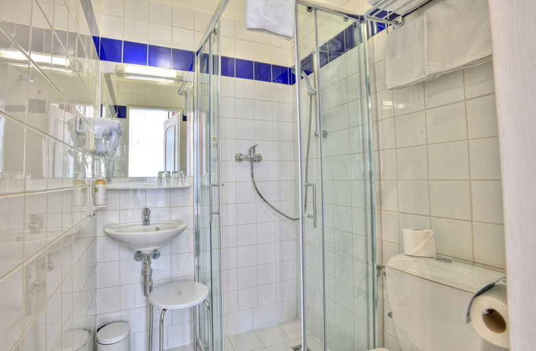 Bathroom 2, Hotel Máchova, Praha 2