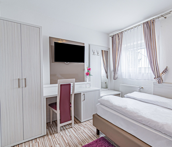 Bedroom 3, Hotel Tannenblick, Wetteraukreis