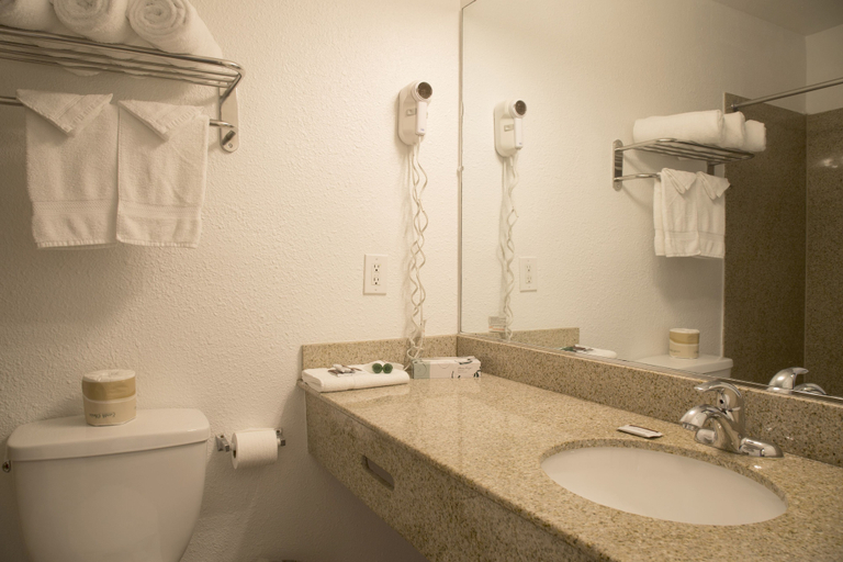 Bathroom 3, Harborview Inn & Suites San Diego Harbor, San Diego