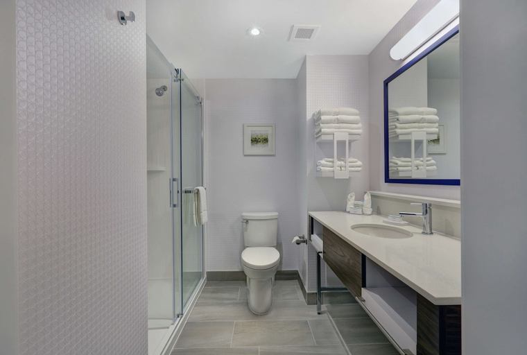 Bathroom 4, Hampton Inn by Hilton Peterborough, Peterborough