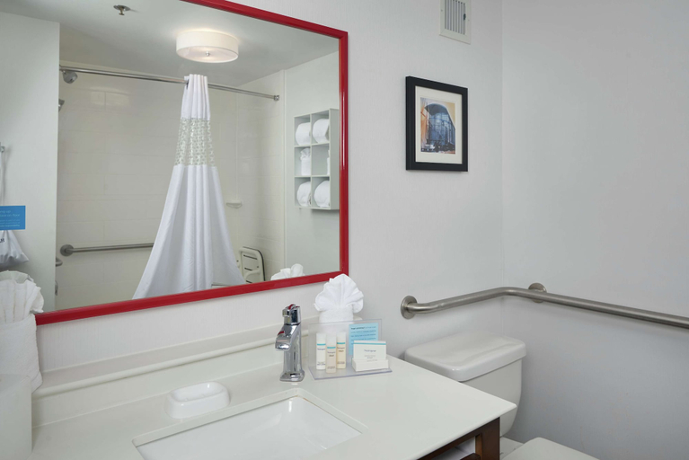 Bathroom 4, Hampton Inn Hanover, York