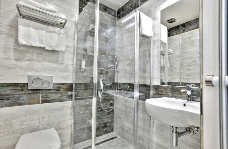 Bathroom 2, Hotel Máchova, Praha 2