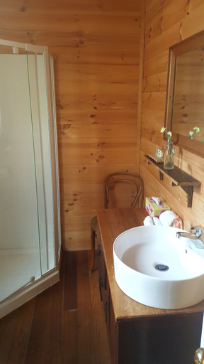 Bathroom 3, Bears Went Over The Mountain Hotel, Huon Valley