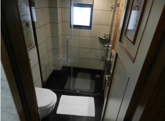 Bathroom 4, The Emerald Hotel & Executive Apartments, Mumbai Suburban