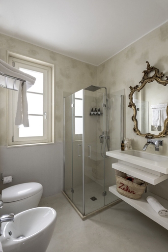 Bathroom 4, Zahir Country House, Syracuse