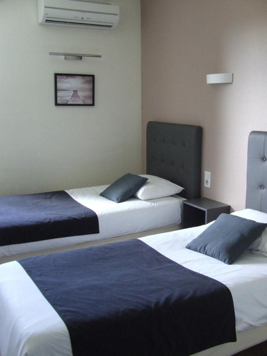 Bedroom 2, Hôtel Le Sarac, Hérault