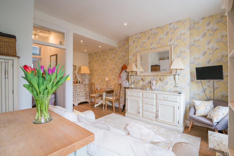 Others 5, Charming Chelsea Home by the River Thames, London