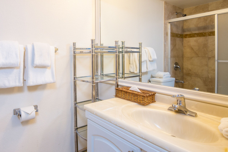 Bathroom 4, Castle Kama'ole Sands, Maui
