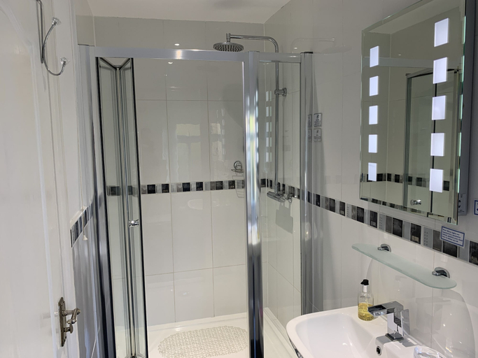 Bathroom 3, Avonpark House, Warwickshire