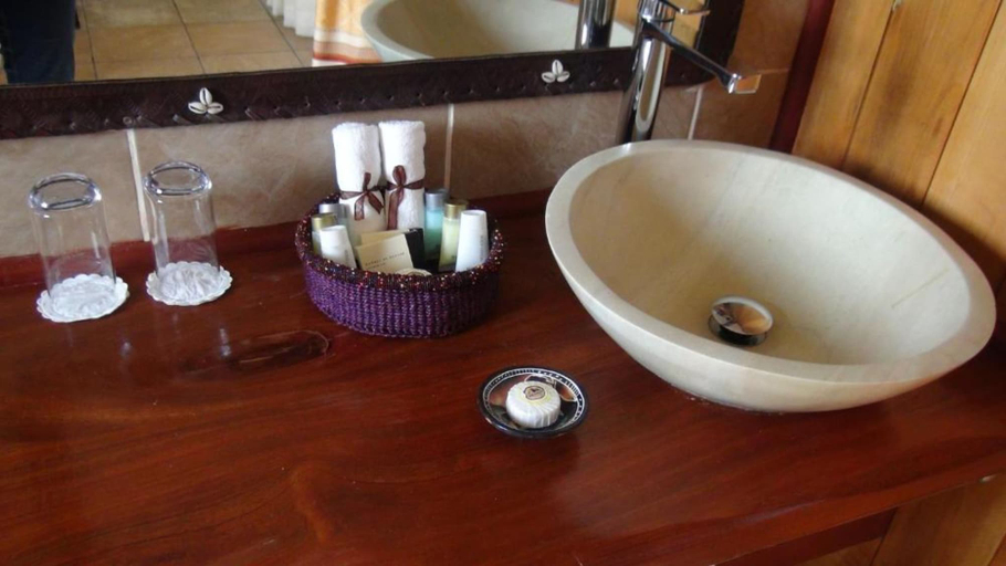 Bathroom 4, The Nelion, Kieni