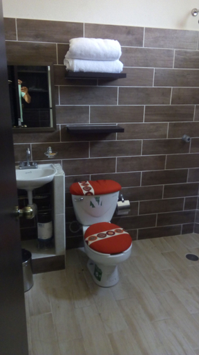 Bathroom 2, Zanatown Bungaloos, José Azueta