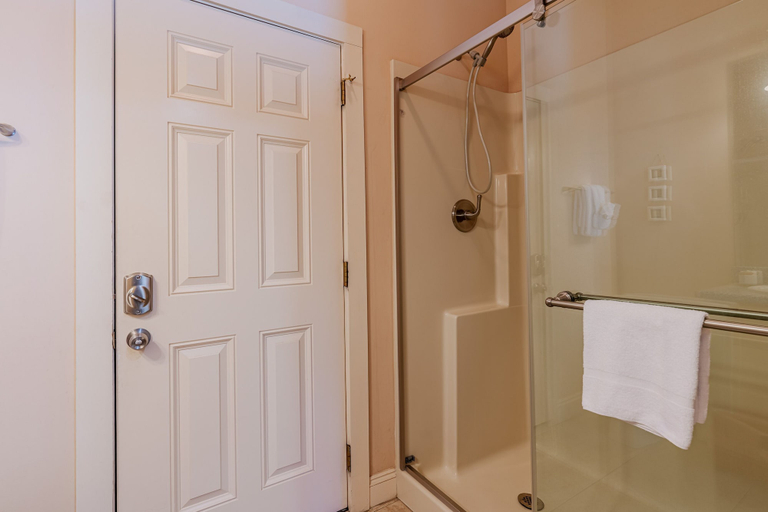 Bathroom 4, Seaesta, Bay