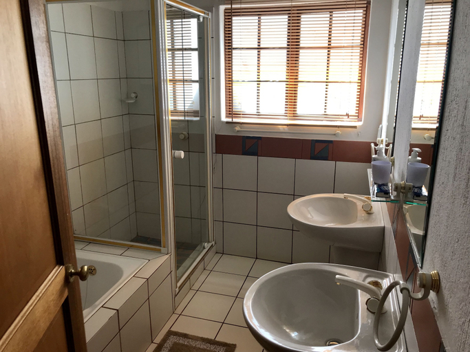 Bathroom 4, Greenwoods Self-Catering, City of Tshwane