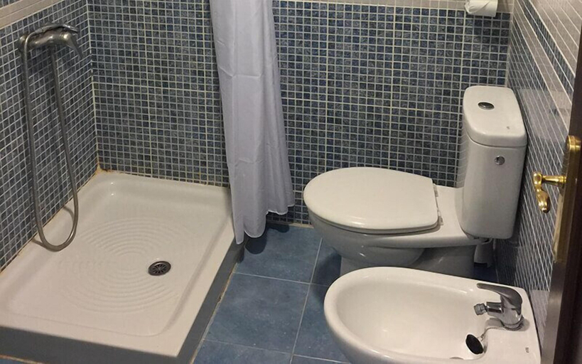 Bathroom 5, Hotel Manantiales, Málaga