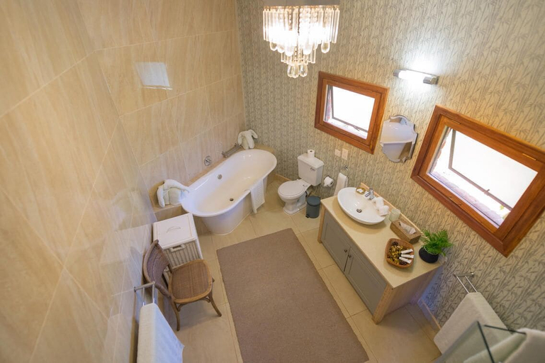Bathroom 5, Lilayi Lodge, Kafue