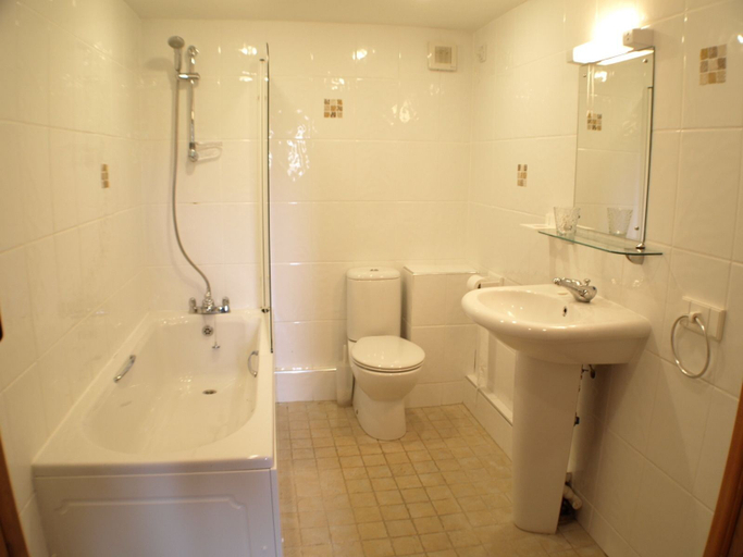 Bathroom 4, Polean Farm Cottages, Cornwall