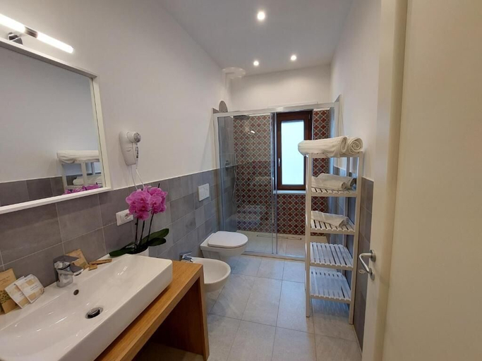 Bathroom 4, MISTRAL LUXURY SUITES, Napoli