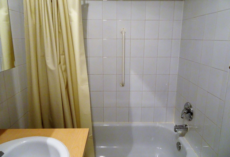 Bathroom 4, Hotel Abri du Voyageur, Montréal