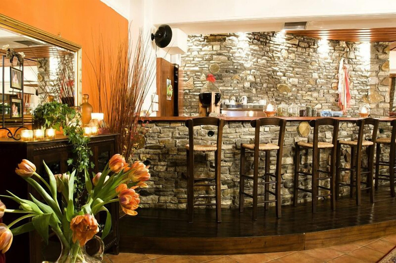 Food & Drinks 5, Ta Petrina, West Greece