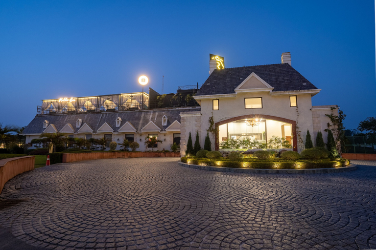 Exterior & Views