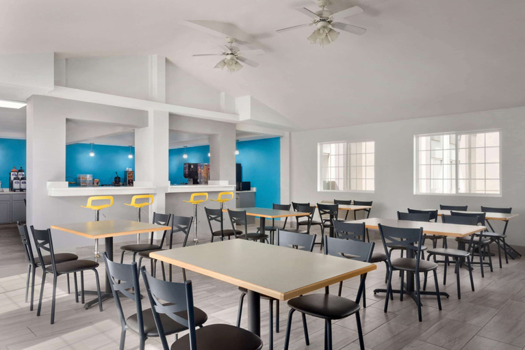 Food & Drinks 5, Baymont by Wyndham Des Moines North, Polk