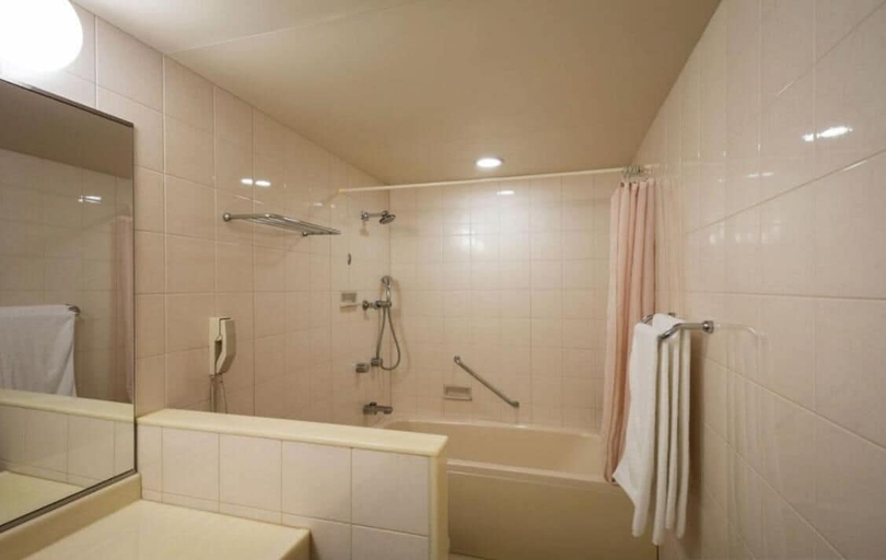 Bathroom 5, Luke Plaza Hotel, Nagasaki