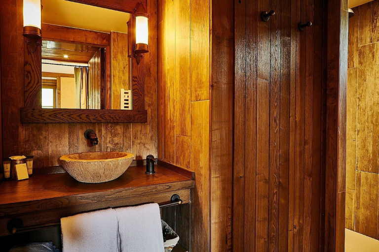 Bathroom 3, La Cite suspendue, Oise